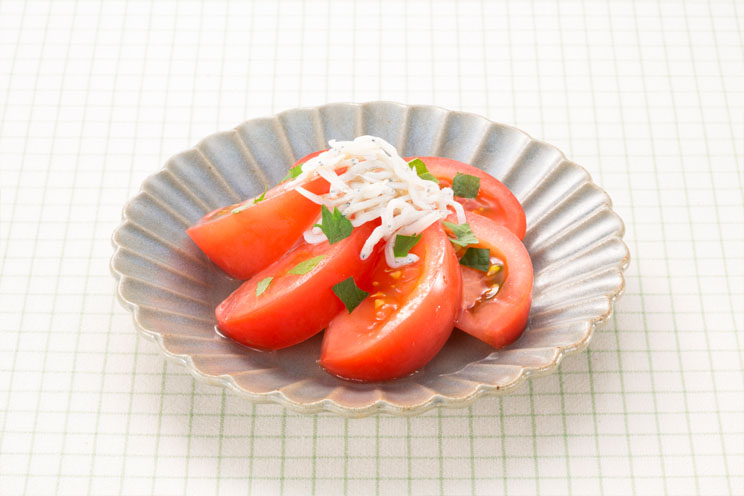 写真：トマトとしらすのサラダ