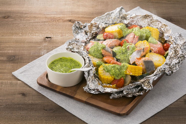 写真：魚介と夏野菜のホイル焼き　ジェノベーゼソース