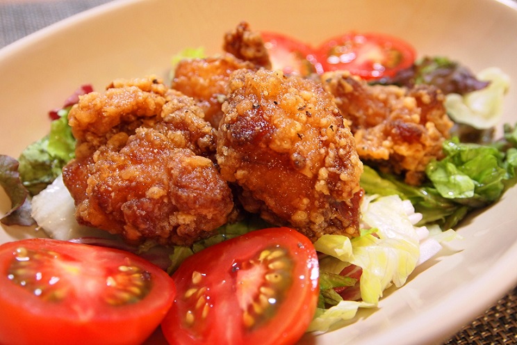 写真：ピクルスの酢リメイクレシピ！鶏の唐揚げサラダ